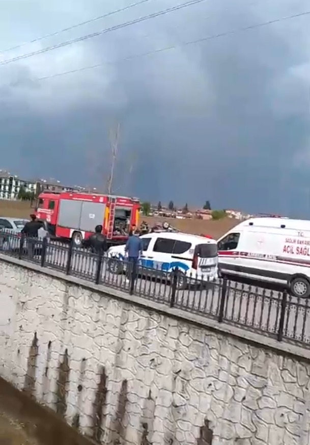 agaca-carpan-aractaki-2-kisi-yaralandizhhmde1zsu