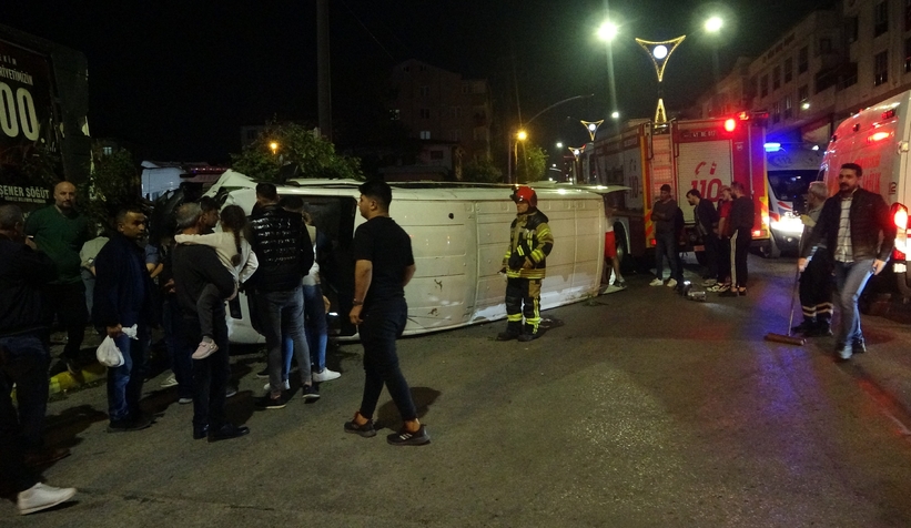 Ağaca çarpan minibüs devrildi: 1'i ağır 3 yaralı