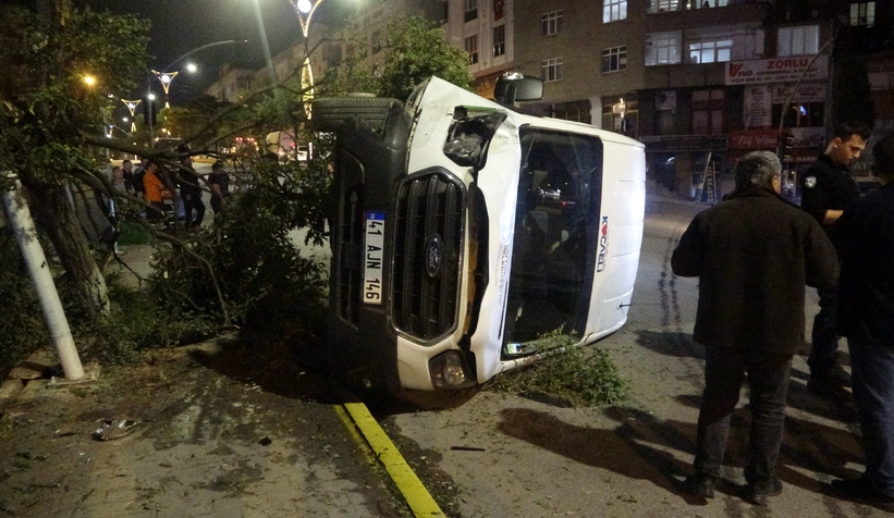 Ağaca çarpan minibüs devrildi: 1'i ağır 3 yaralı