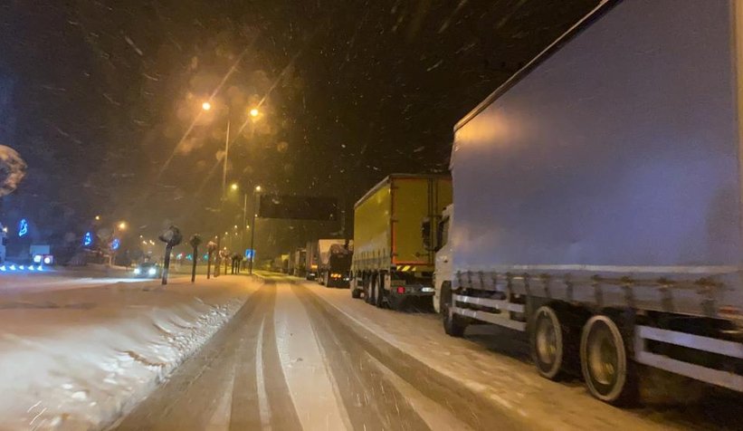 Ağır tonajlı araçlar saatlerdir yolun açılmasını bekliyor