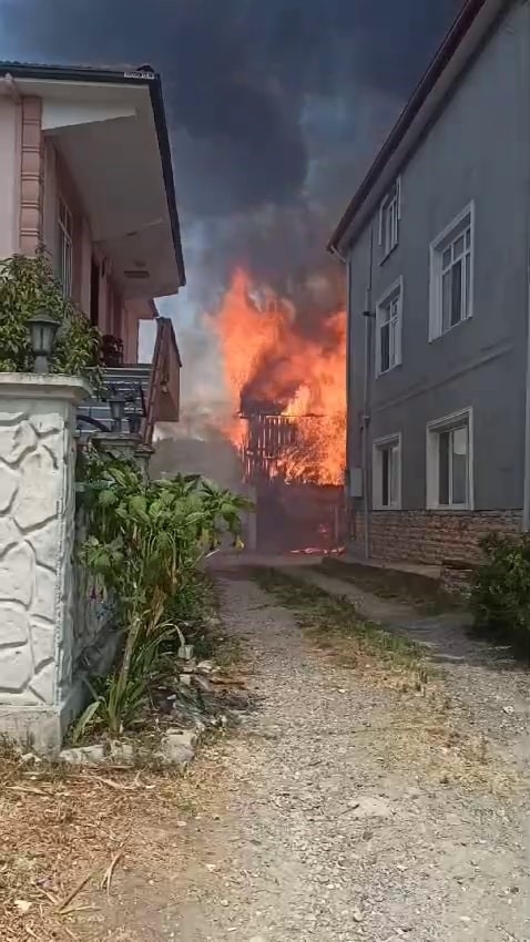 Ahır alevlere teslim oldu