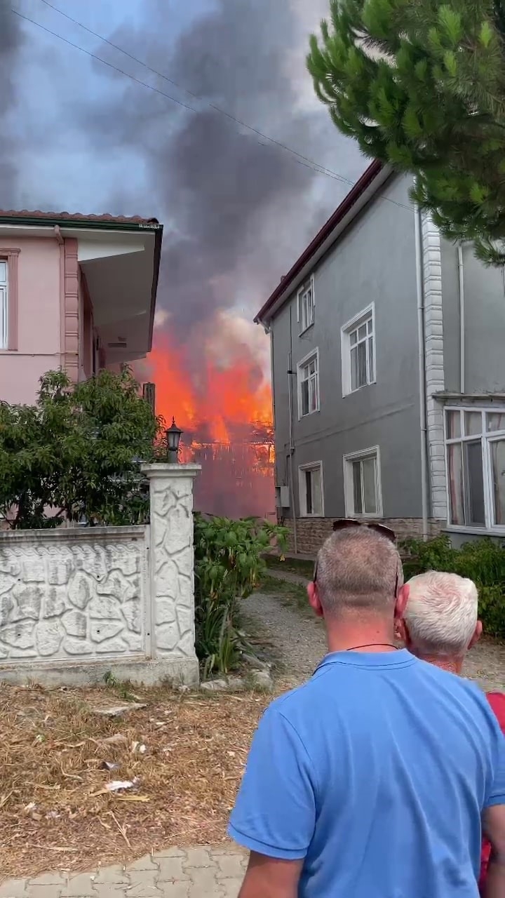 Ahır alevlere teslim oldu