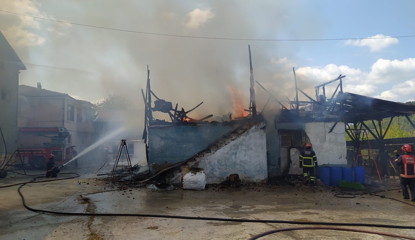 Ahır alevlere teslim oldu