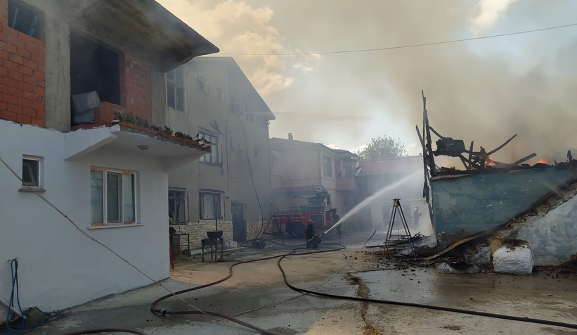 Ahır alevlere teslim oldu