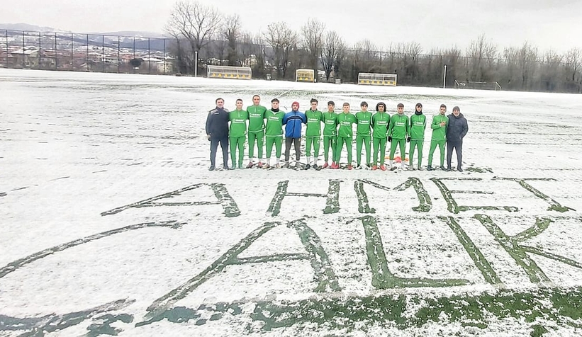 Ahmet Çalık'ı karla kaplı sahaya adını yazarak andılar