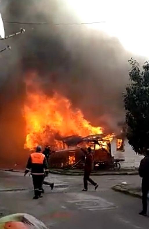 Ahşap ev alev alev yandı