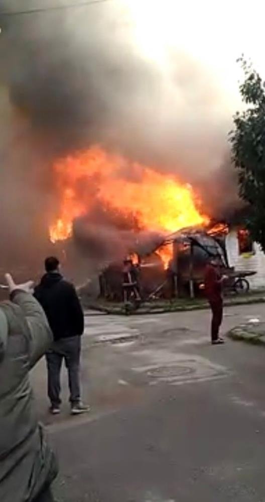 Ahşap ev alev alev yandı