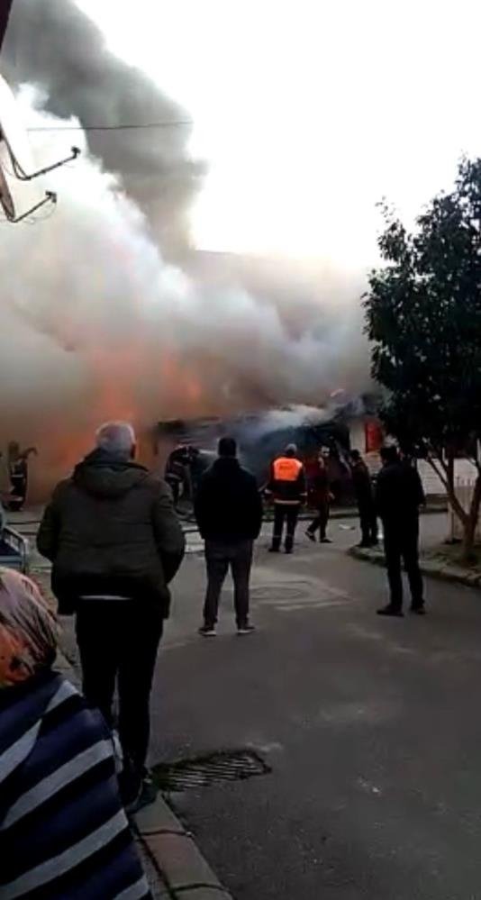 Ahşap ev alev alev yandı