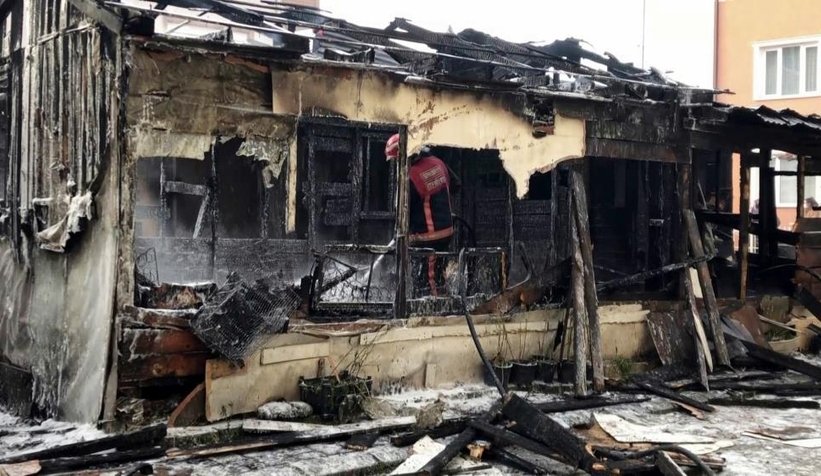 Ahşap ev alev alev yandı