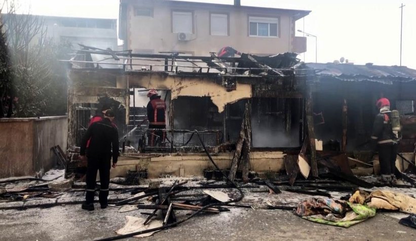 Ahşap ev alev alev yandı