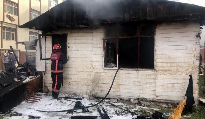 Ahşap ev alev alev yandı