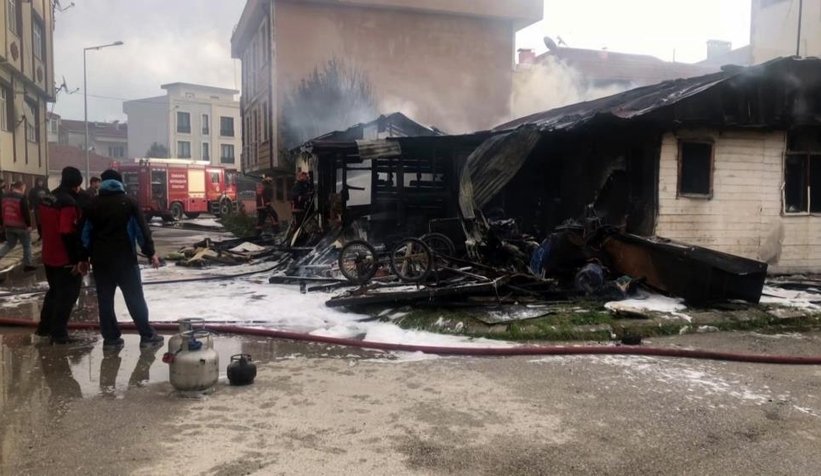 Ahşap ev alev alev yandı