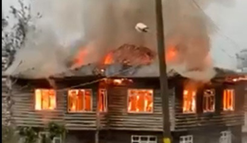 Ahşap ev alev alev yandı