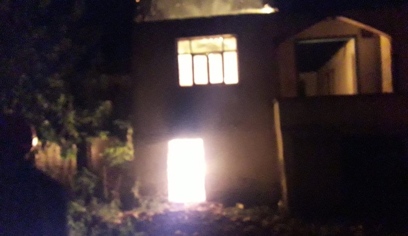 Ahşap ev alev alev yandı