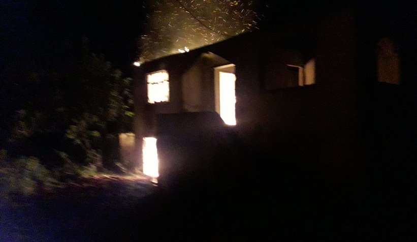 Ahşap ev alev alev yandı