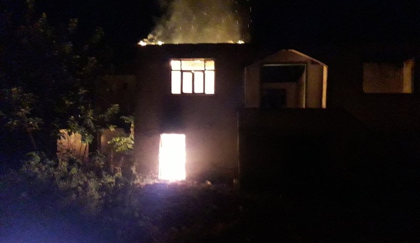 Ahşap ev alev alev yandı