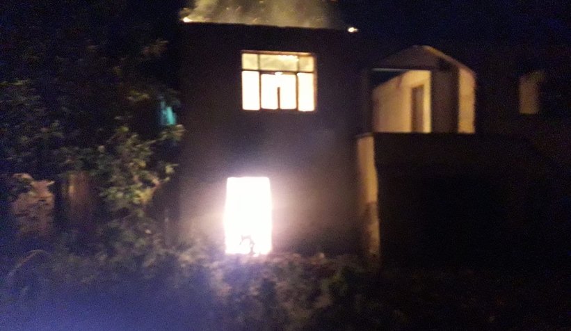 Ahşap ev alev alev yandı