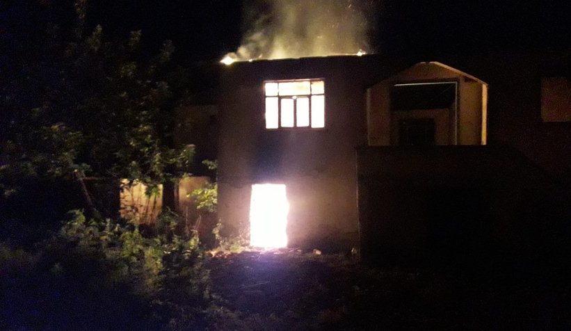 Ahşap ev alev alev yandı