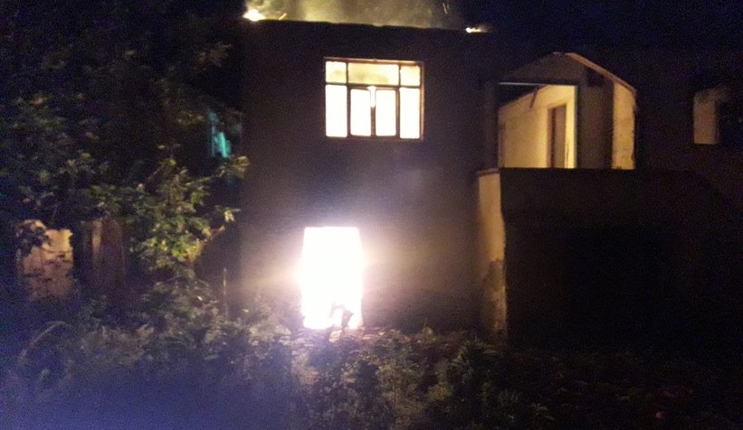 Ahşap ev alev alev yandı