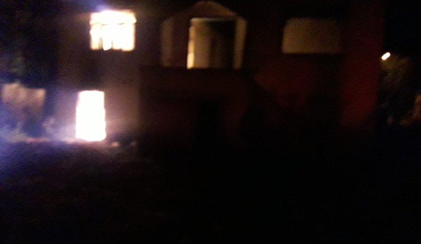 Ahşap ev alev alev yandı