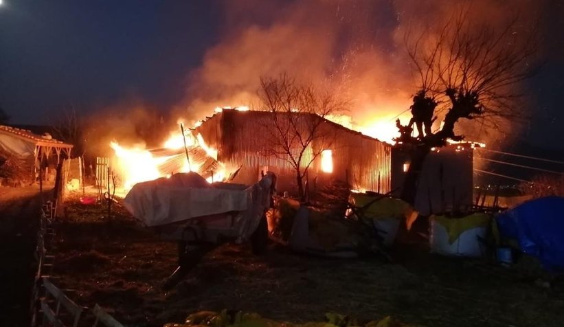 Ahşap ev alev alev yandı