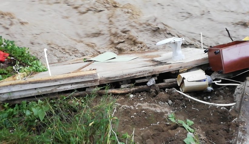 Ahşap ev sele kapıldı