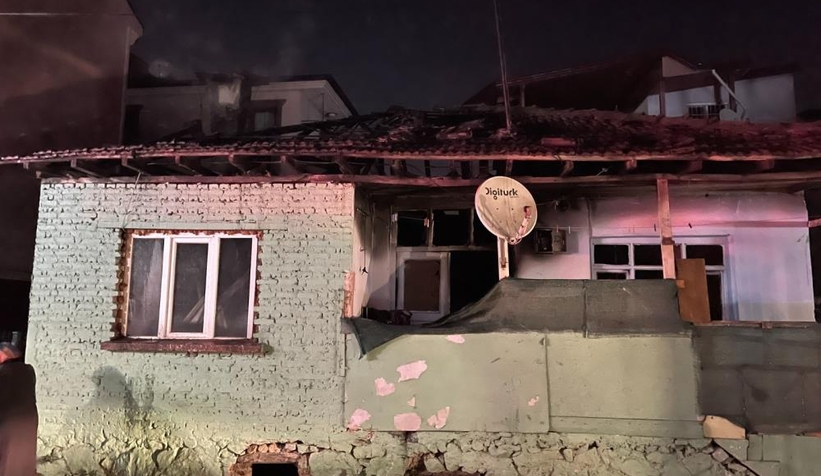 Ahşap ev yangında kullanılamaz hale geldi