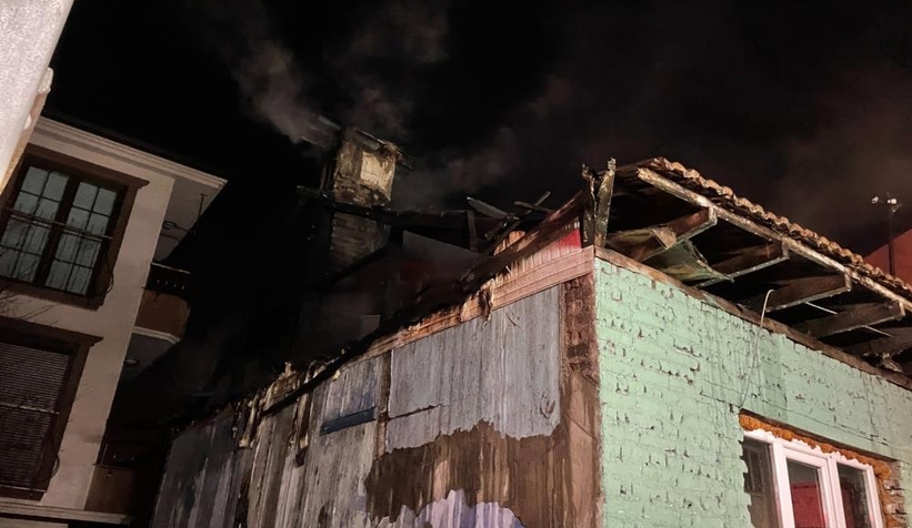 Ahşap ev yangında kullanılamaz hale geldi