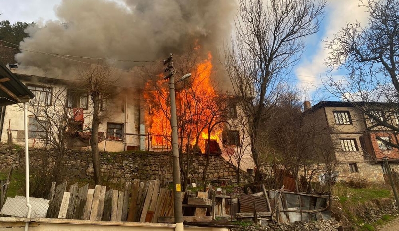 Ahşap evler alev alev yandı