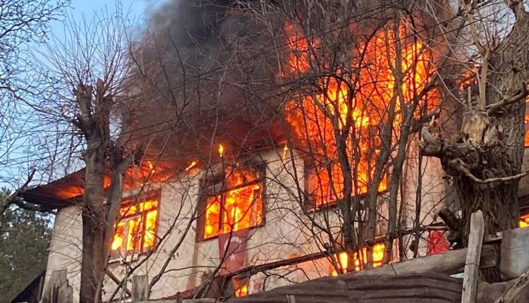 Ahşap evler alev alev yandı