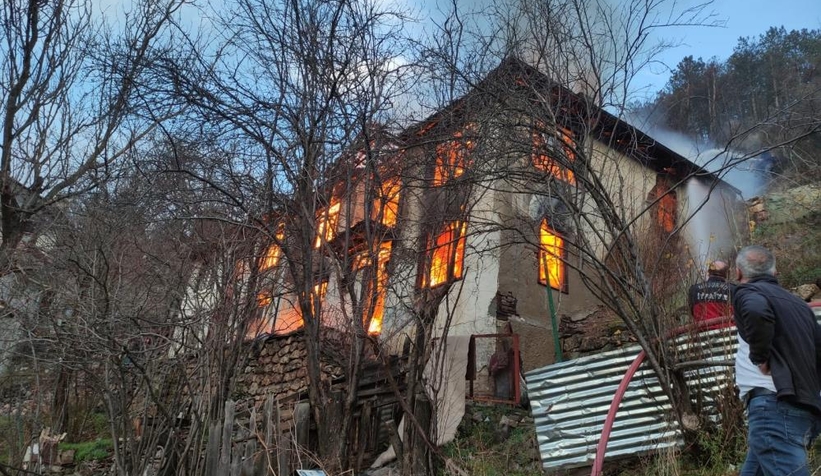 Ahşap evler alev alev yandı