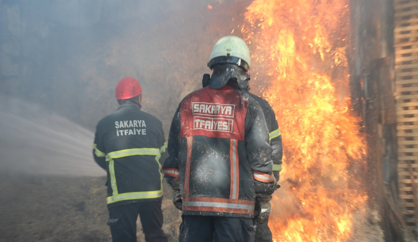 ahsap-sap-imalathanesinde-yangin-panigirmhisve5nx