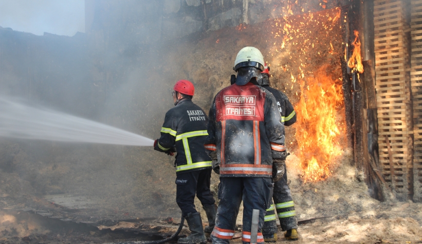 ahsap-sap-imalathanesinde-yangin-panigirmhisve5nx