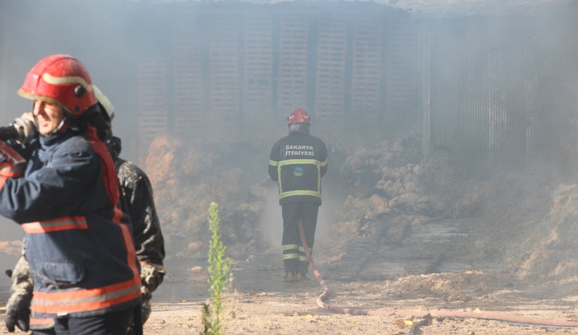 ahsap-sap-imalathanesinde-yangin-panigirmhisve5nx