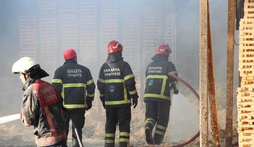 ahsap-sap-imalathanesinde-yangin-panigirmhisve5nx