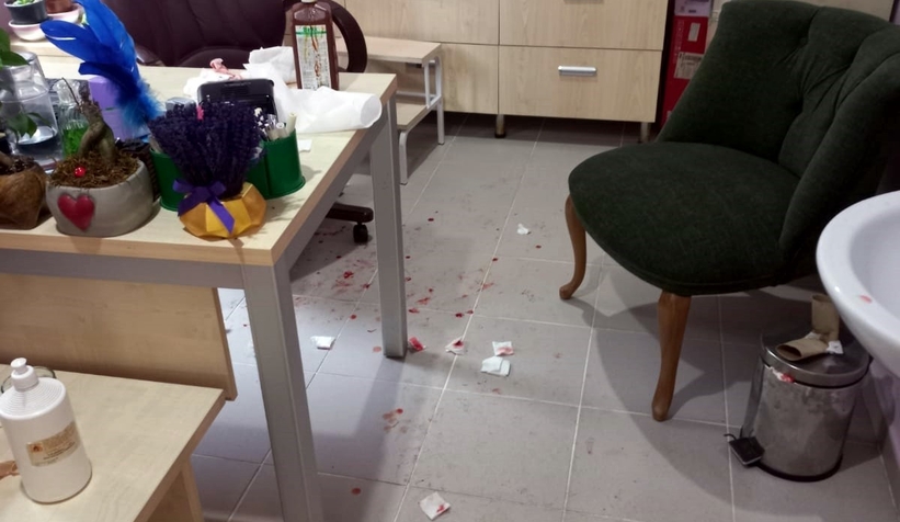 ‘Beni taciz, rahatsız ediyorsun’ diyerek saldırdığı aile hekiminin burnunu kırdı