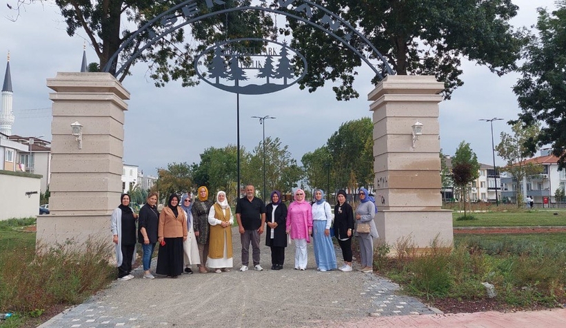 AK Kadınlar şehirde ve ilçelerde yapılan eserleri ziyaretlerine devam ediyor