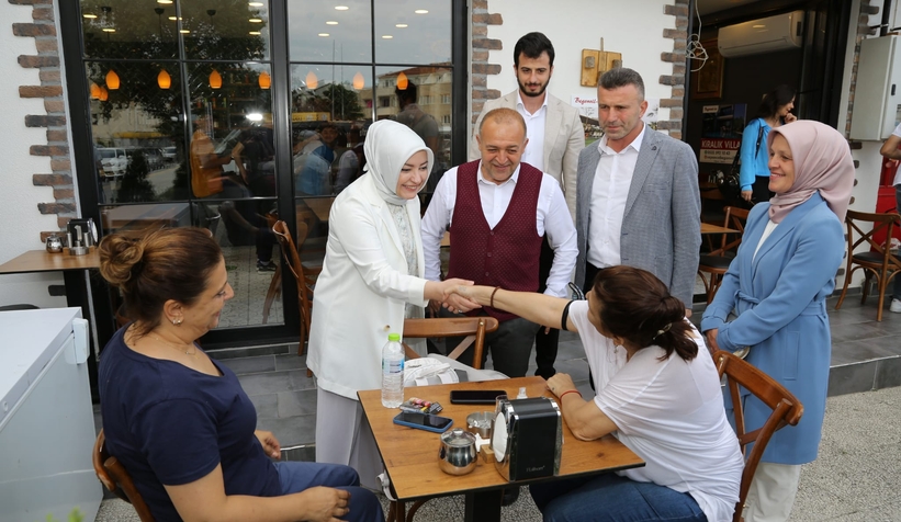 ak-parti-heyetine-vatandaslar-tarafindan-yogun-bir-ilgi-gosterildiufvil0pjyt