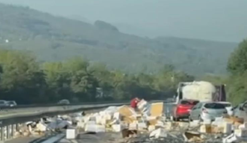 Turşular otoyola saçıldı