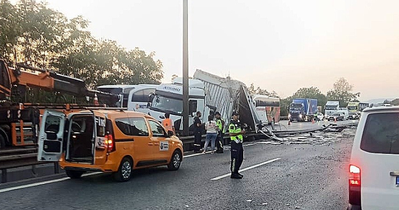 Turşular otoyola saçıldı