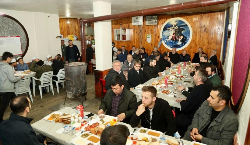 ak-parti-sakarya-il-baskani-yunus-tever-vatandaslarla-iftar-yapacakahzkvfdpu2