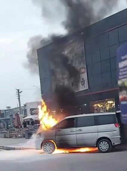 Akaryakıt istasyonunda alev alan aracı böyle söndürdüler
