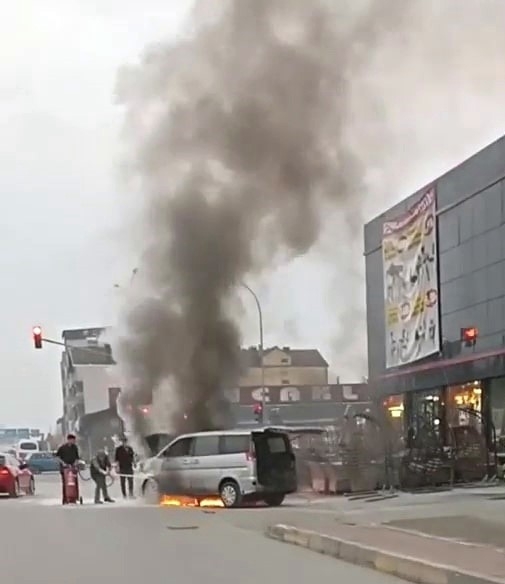 Akaryakıt istasyonunda alev alan aracı böyle söndürdüler