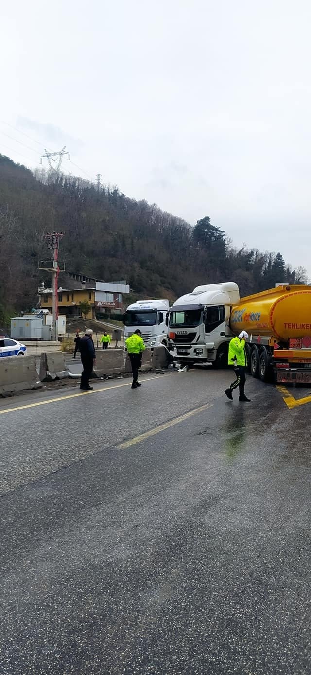 Akaryakıt tankeri beton bariyerlere girdi