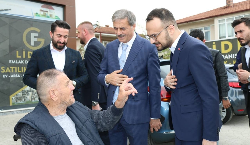 akif-adnan-dizer-sehri-karis-karis-geziyorwwrvyxf0bn