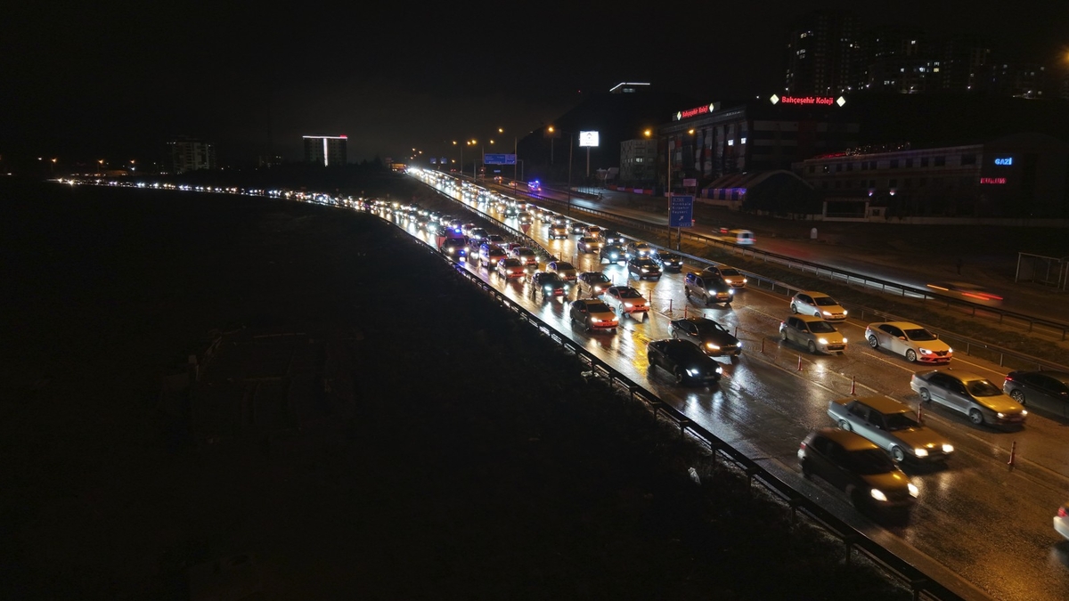 Akın akın dönüyorlar; Kuyruk 40 kilometreyi aştı