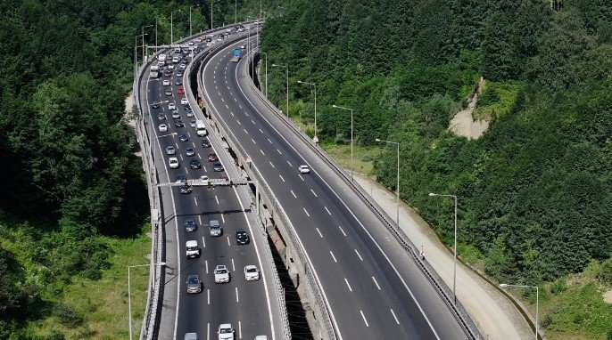 akin-akin-gidiyorlar-bayram-trafigi-havadan-goruntulendirwk3yujpru