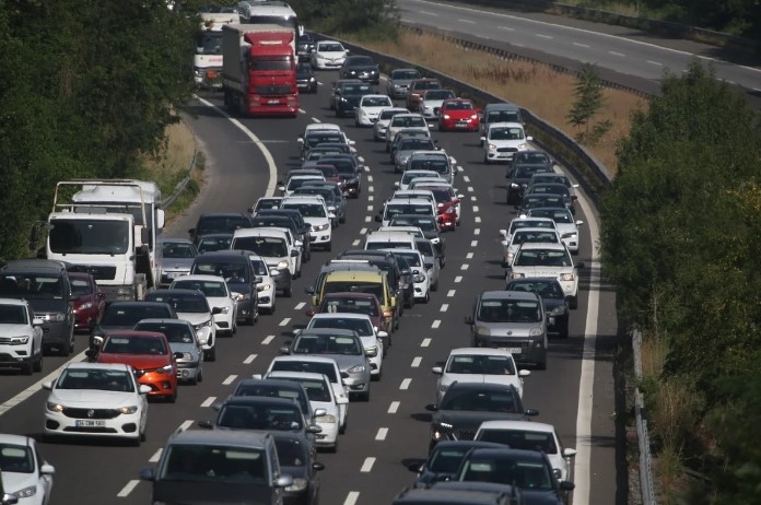 akin-akin-gidiyorlar-bayram-trafigi-havadan-goruntulendirwk3yujpru