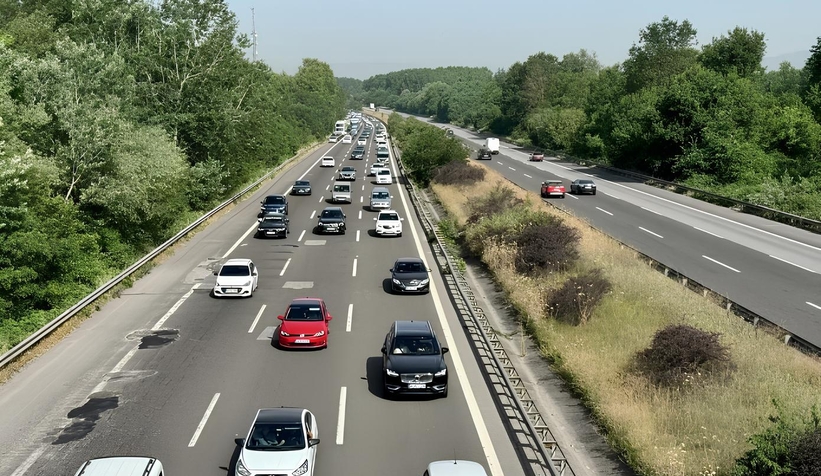 akin-akin-gidiyorlar-bayram-trafigi-havadan-goruntulendirwk3yujpru
