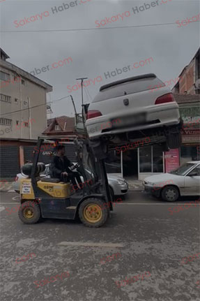 aksi-kirilan-otomobili-forkliftle-tasidilarajjrmudmwn
